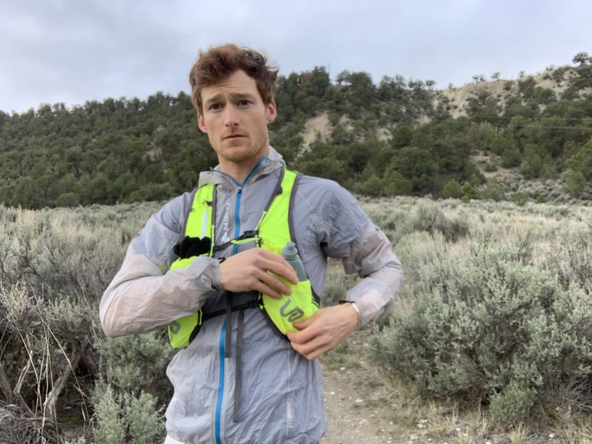 ultimate direction marathon v2 high beam - 300 ml hard bottles are positioned in low pockets on the shoulder...