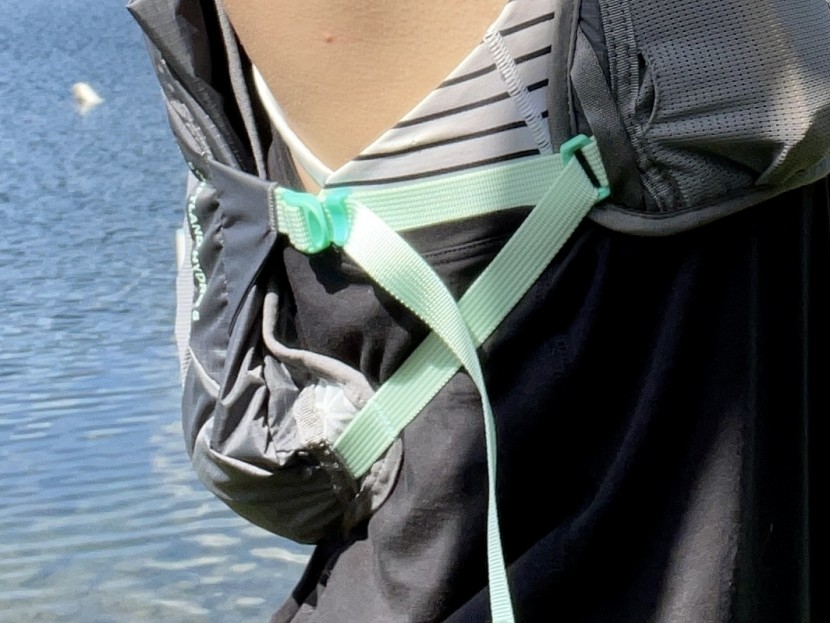 a simple, classic way of fitting a hydration pack.