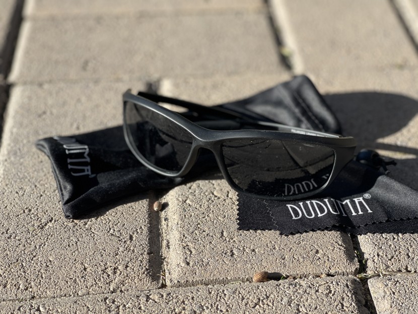 duduma polarized - the duduma come with a microfiber bag and cloth.