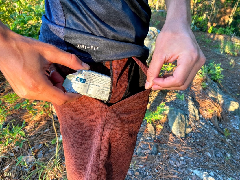 rei co-op active pursuits shorts - the right side has a double pocket: a traditional handwarmer pocket...