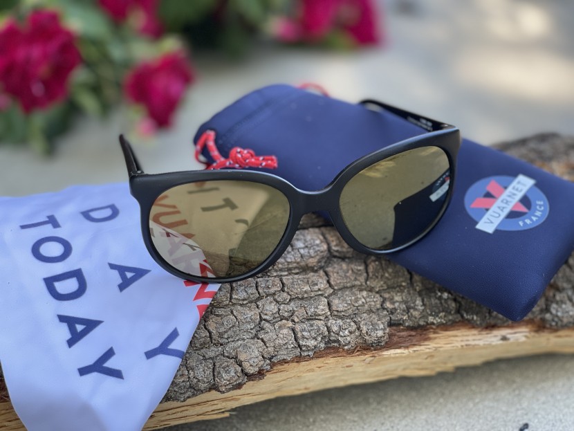 vuarnet legend 02 - a thick, neoprene case and a large microfiber cleaning cloth.