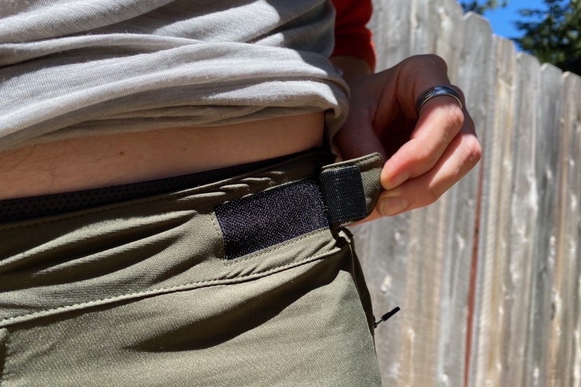 pearl izumi summit - the waistband doesn't stretch, and we found it doesn't get pushed...