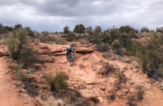 specialized 2fo roost clip - unisex - on moderately chunky trail the eva foam midsole absorbs the trail...