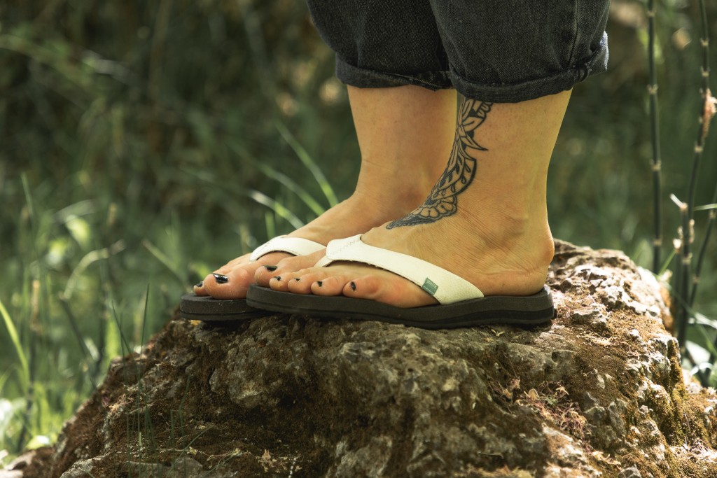 Sanuk Women's Size 7 Flip Flop Sandals - Gold  Sanuk womens, Flip flop  sandals, Brown flip flops