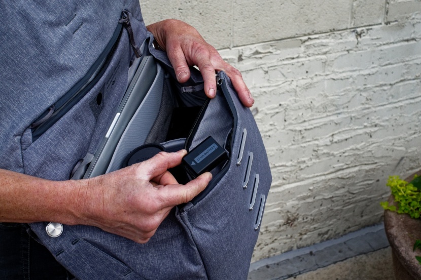 messenger bag - the everyday messenger has a great zippered pocket with sleeves for...