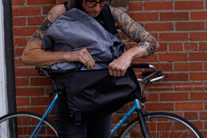 burley transit - the front zippered pocket is great for easy access.