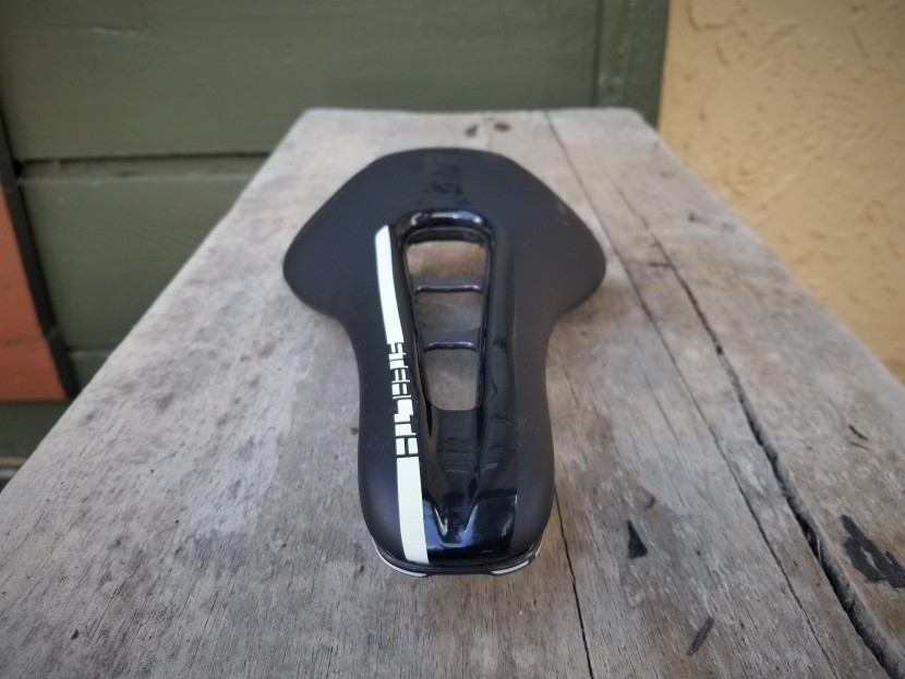 the wings taper down but overall this saddle is flatter than most in...