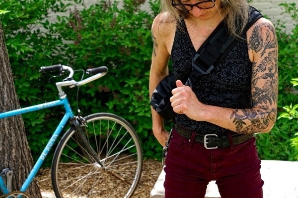 timbuk2 especial stash - to loosen the shoulder strap, pull on the magnetic strap to...