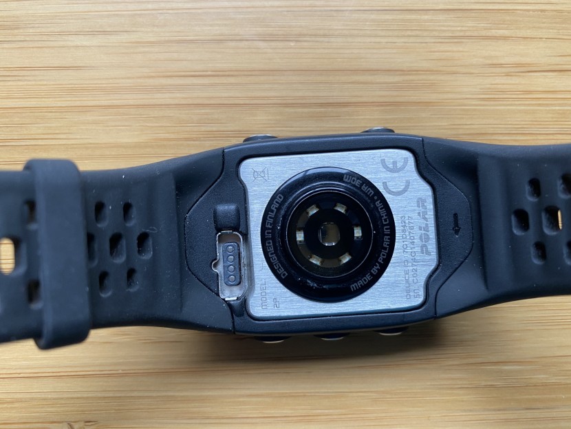 polar m430 hr - here we can see the plug-in for the battery outlet which doesn't...