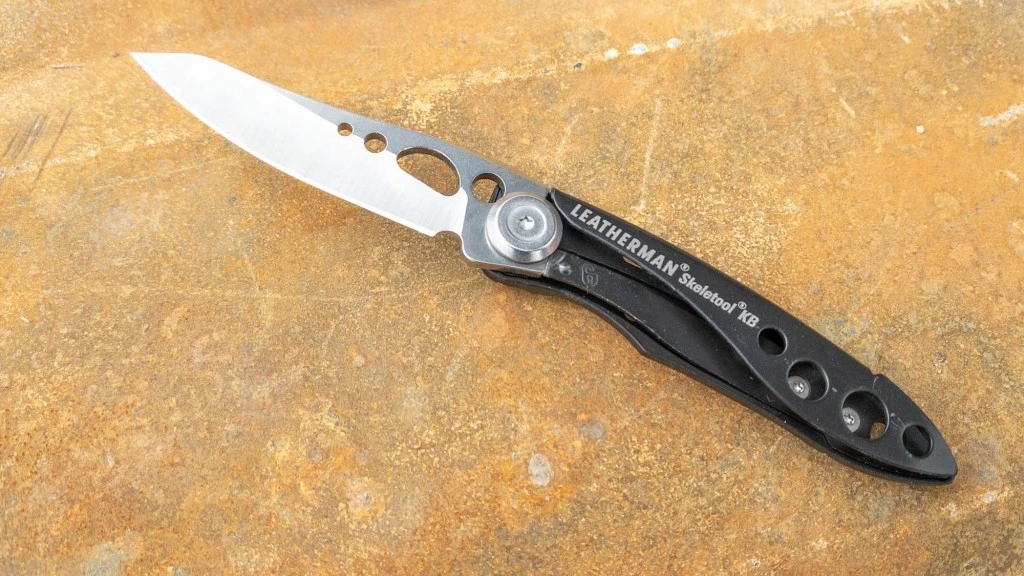 pocket knife - the long-tapered point and overall dimensions of the skeletool blade...
