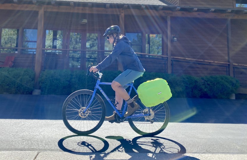 two wheel gear laptop messenger bag - the rain cover for the messenger pannier serves as a reflective...