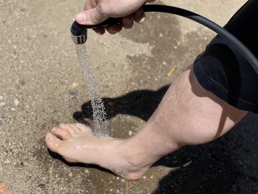 camping shower - getting cleaned up after a fun day out is simple with the nemo helio.