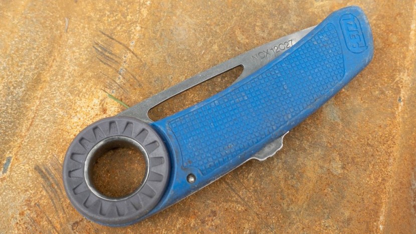 petzl spatha - as compared to &quot;regular&quot; pocket knives, the spatha is unique in...