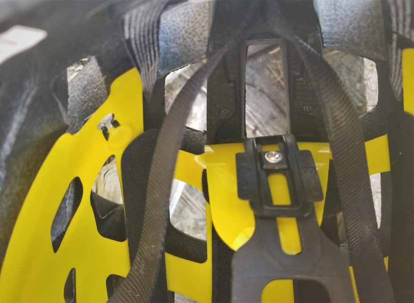 the head cradle must be adjusted with a philips head screw.