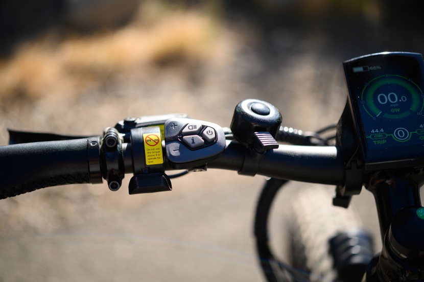 eahora am200 - the controls on the am200 are easy to use and have decent ergonomics.