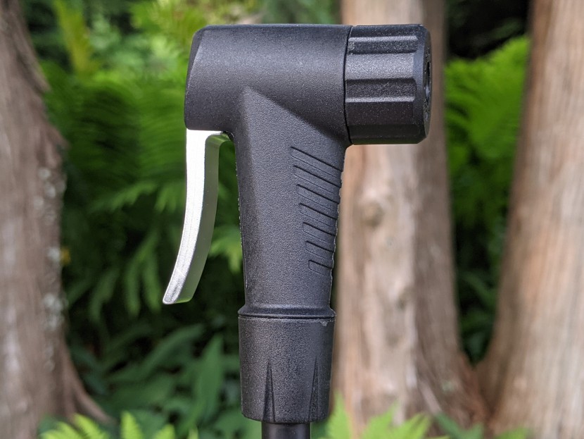 bike pump - this universal nozzle from crankbrothers automatically adjusts to...