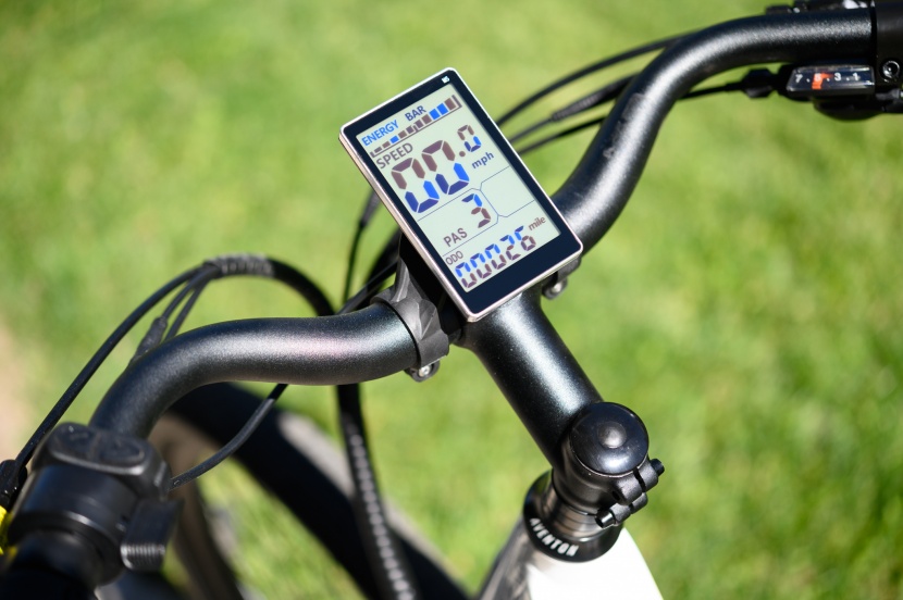 aventon pace 350 step-through - the lcd display on the pace 350 is big, bright, and easy to read...