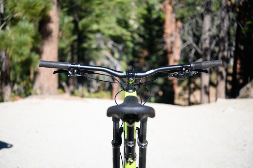 polygon siskiu d7 - a nice wide handlebar and short stem provide for responsive handling...