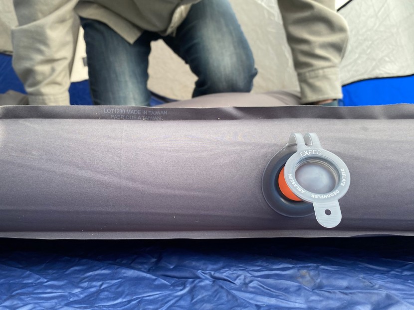 exped megamat - the big deflation valve allows for a lot of air to be pushed out...