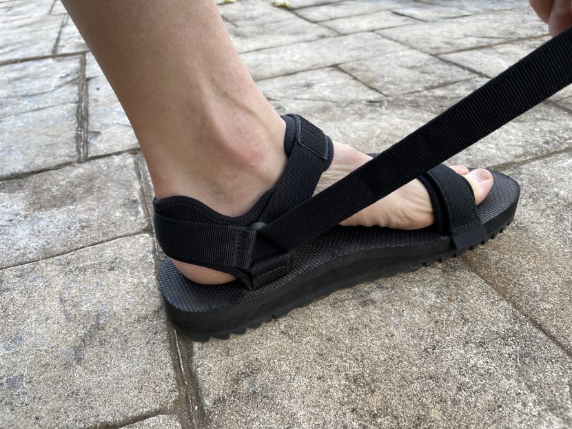 【新品】ATON＊teva UNIVERSAL TRAIL Teva Men's Beach & Pool Sandal, Dark Shadow, 9 : Amazon.ca