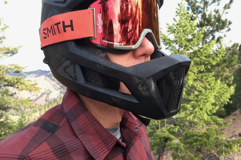 leatt mtb 4.0 enduro - open vents in the chin bar allow respectable levels of airflow.