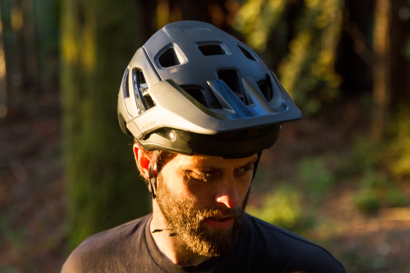 lazer jackal mips - eighteen air vents help keep your head cool.