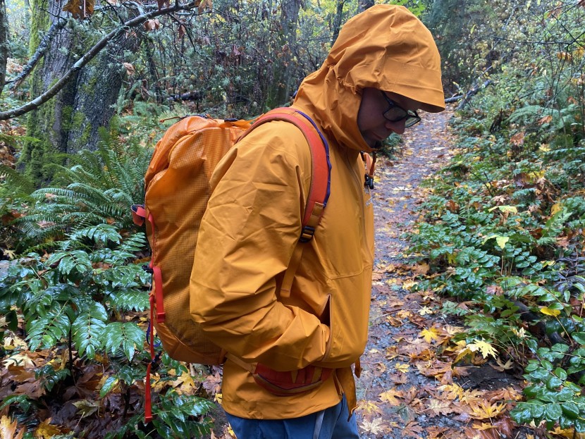 arc'teryx zeta sl - the zeta sl features two slightly elevated hand pockets, and our...
