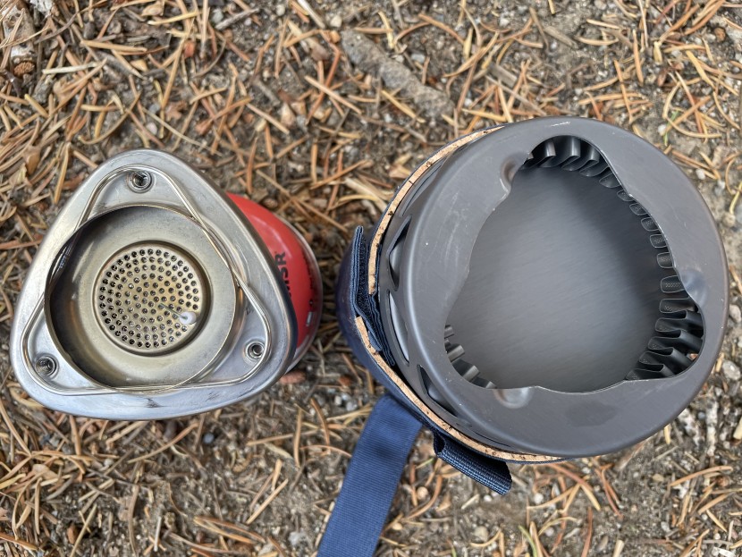 primus lite+ - the wire around the burner locks into place between the flat flange...