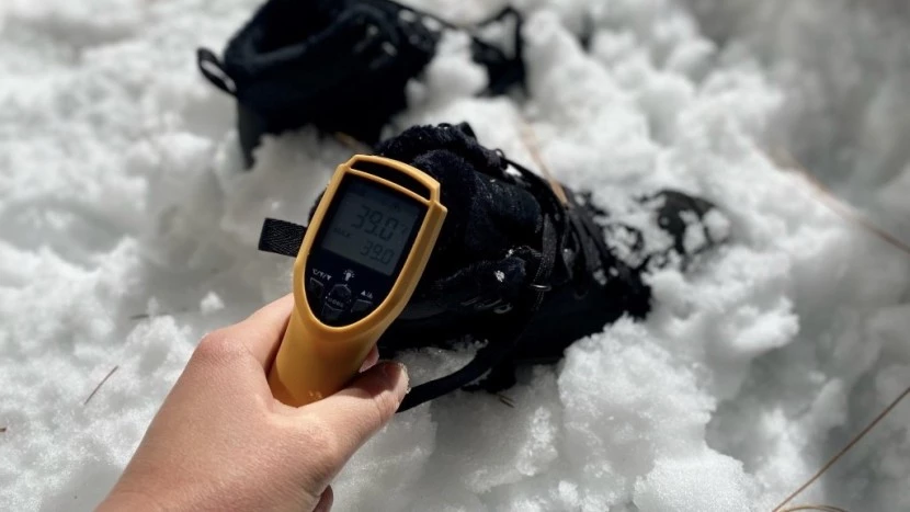 Winter boot fit testing using infrared temperature measurement for proper sizing