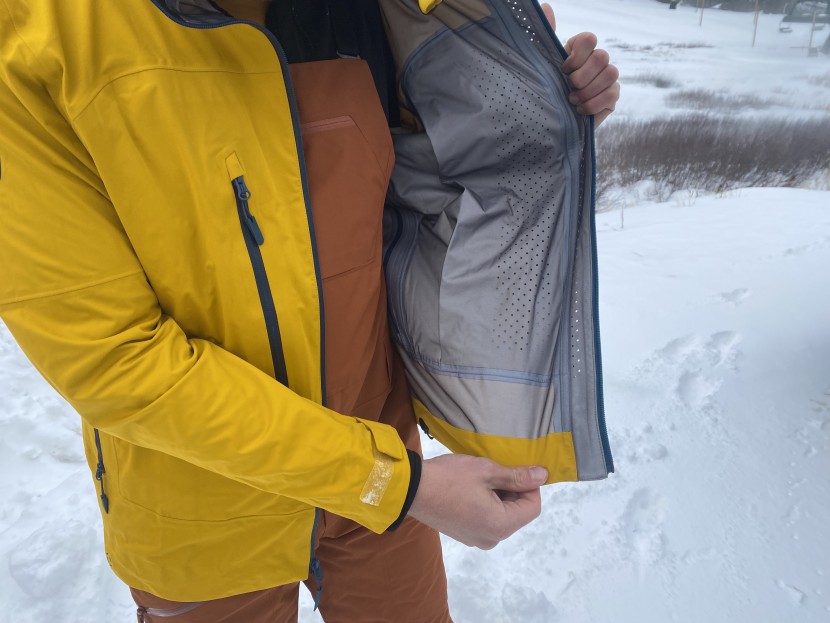 both front pockets have tons of holes, which means you can use the...