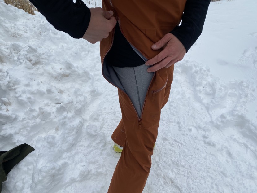 arc&#039;teryx micon bib - long outer thigh vents help the user ditch heat quickly.