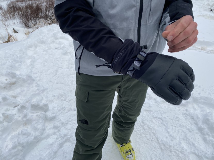 outdoor research carbide sensor - the carbide has gauntlets that fit over most ski jacket sleeves.