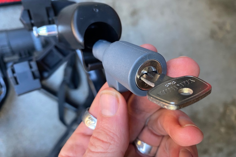 yakima fullback 2 - the cable lock extends from the support arm and locks to the metal...