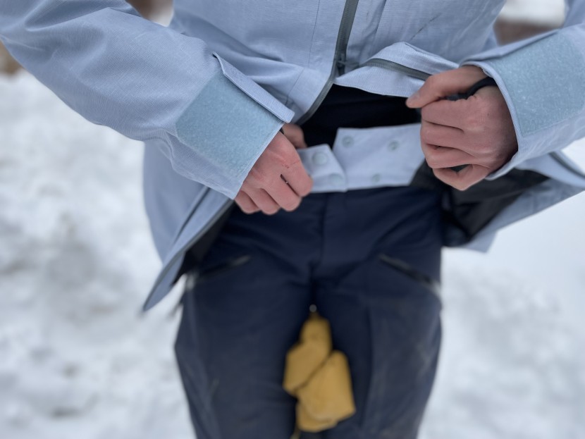helly hansen powderqueen 3.0 - a neat two way zipper feature allows access to the powder skirt of...