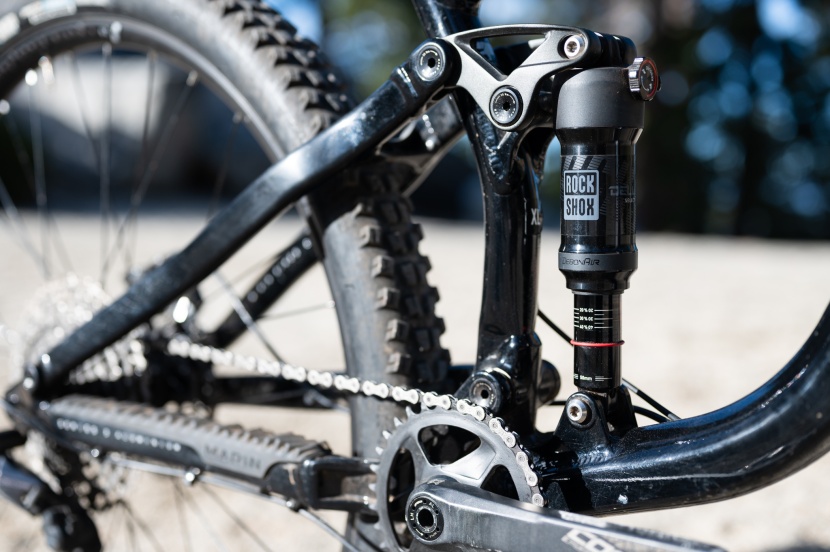 the rock shox deluxe select r shock performs its suspension duties...