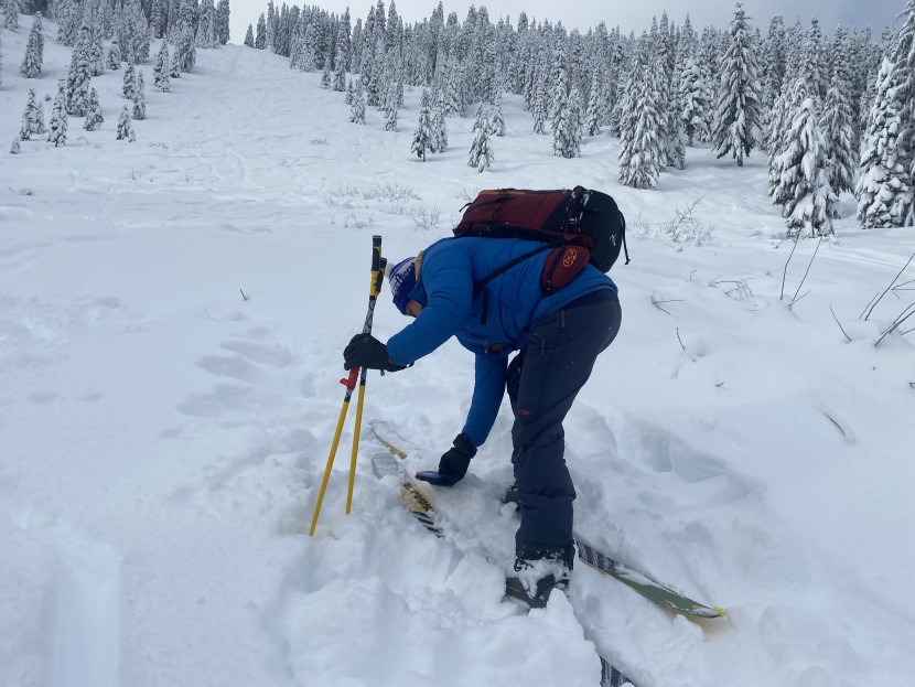 black diamond recon lt - the black diamond recon lt is a svelte beacon, but it&#039;s more than...