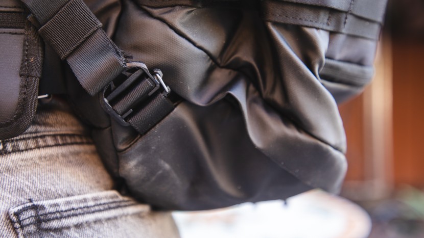 timbuk2 impulse - this the is wider carry latch point for the shoulder straps.