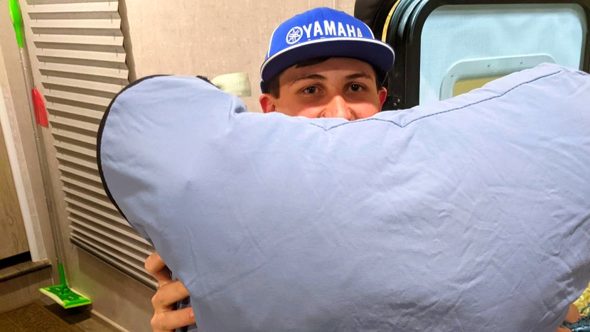 third, zip up the hest's outer pillow case.