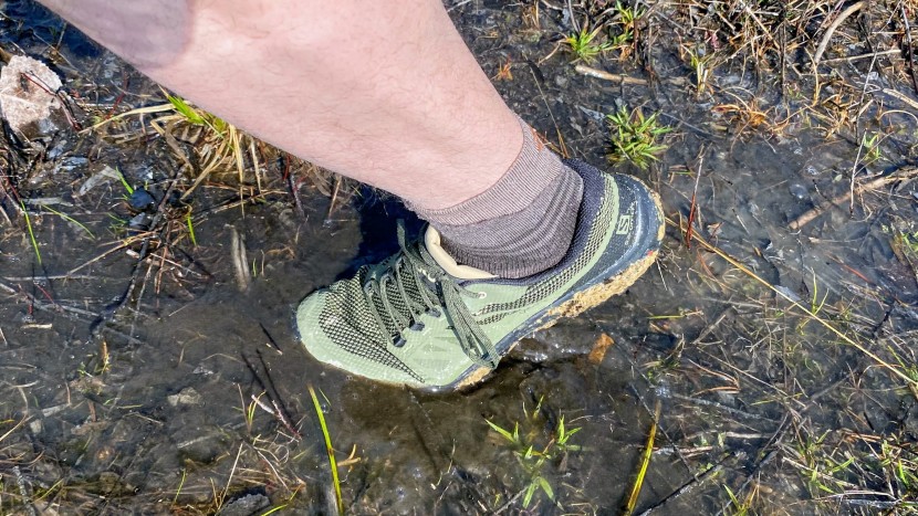 salomon outline low gtx - the toe cap cover of the outline gtx protects feet from water...