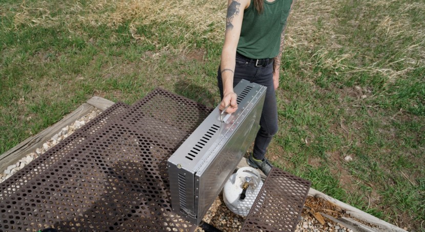 camp chef mountaineer 2x - the carrying handle on the bottom of the stove makes it simple to...