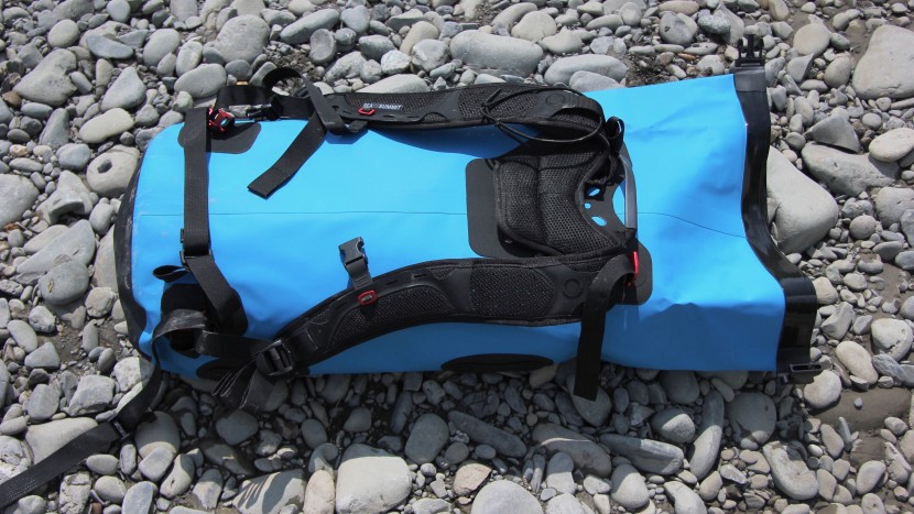 sea to summit hydraulic - the backpack straps are held on by metal clips that are quick to pop...