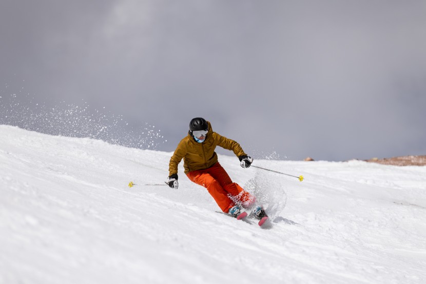 elan ripstick 94 w - in this photo, hilary shows us how the downhill ski holds the edge...