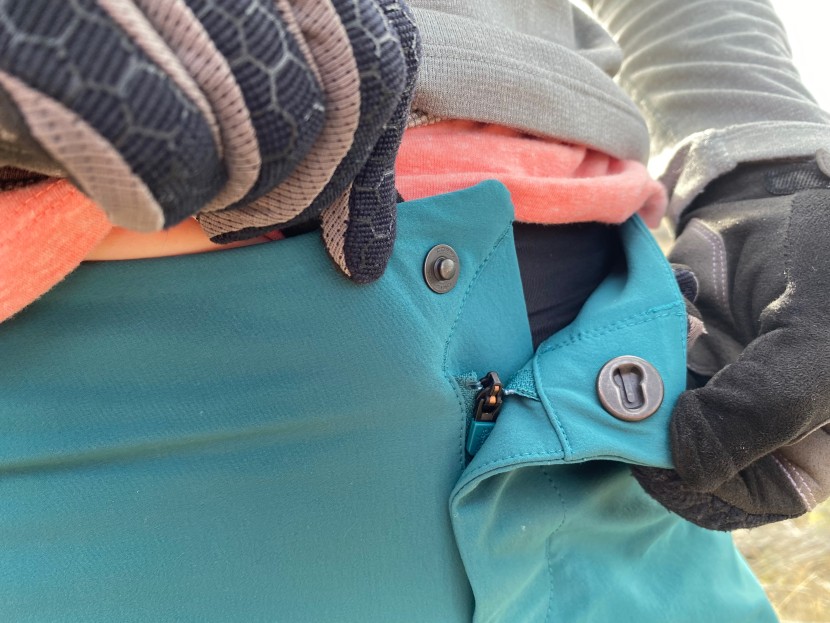 rapha trail shorts women&#039;s - this clever slide/snap mechanism holds really tight! don&#039;t pull to...