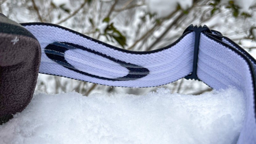 oakley flight deck m - the standard width strap has three silicone beads to ensure the...