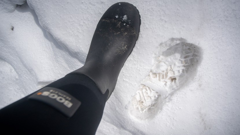 the snow shows the great lug pattern on these boots.
