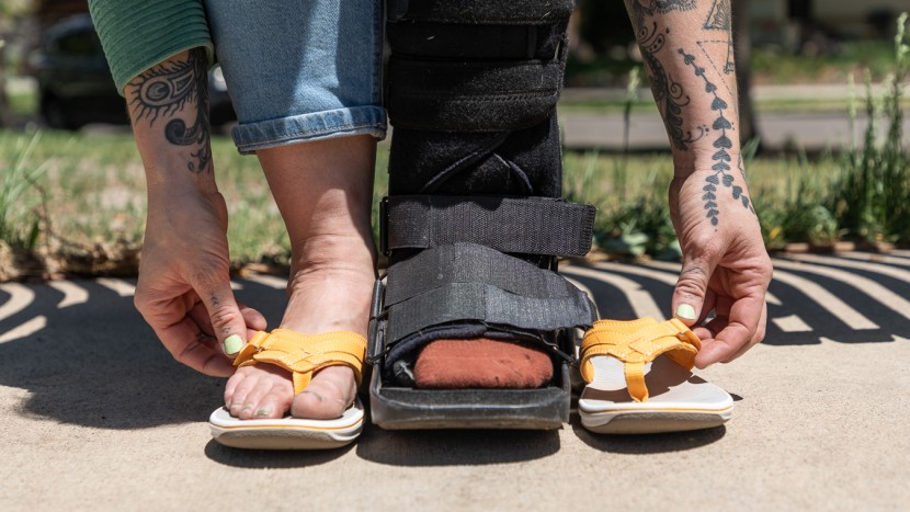 flip flops womens - adjustable strap make the clarks breeze a sure fit for any foot...