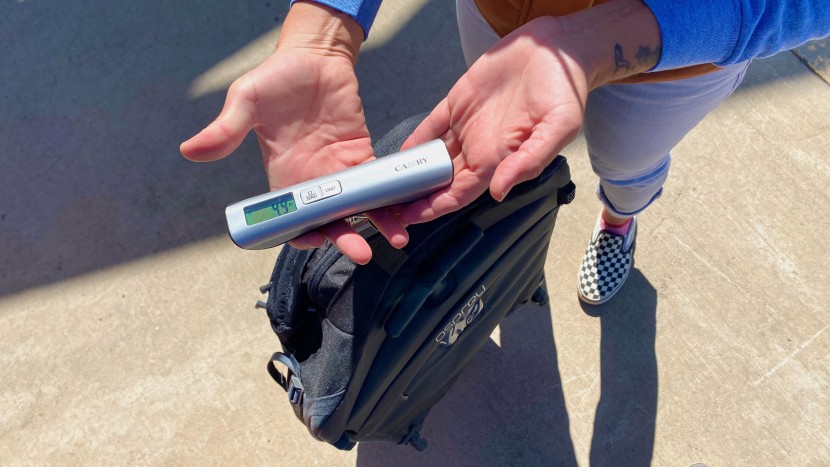 osprey ozone 75l wheeled - scale reading of the osprey ozone 75l - so light!