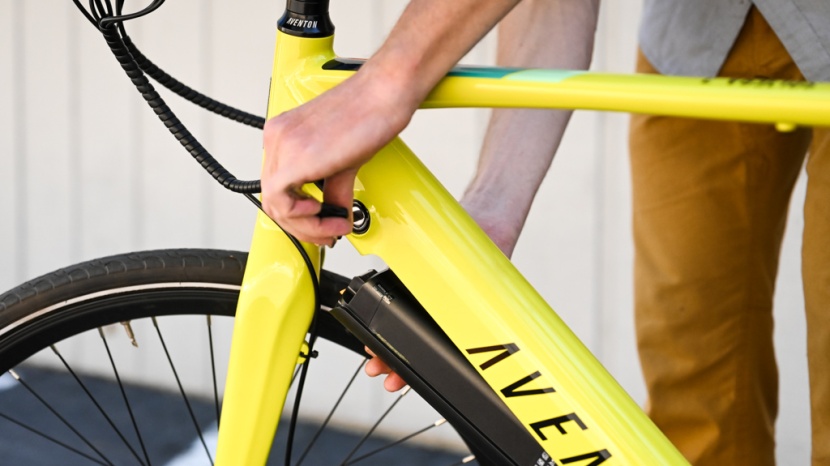 aventon soltera - the frame-integrated battery can easily be removed for charging.