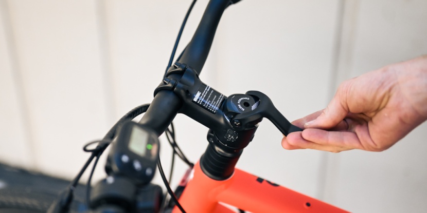 charge city - the city really stands out for its unique swiveling handlebar, slim...