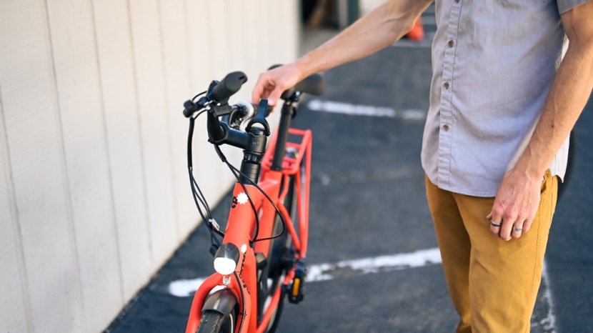 charge city - the unique swiveling handlebar and folding pedals give the city a...
